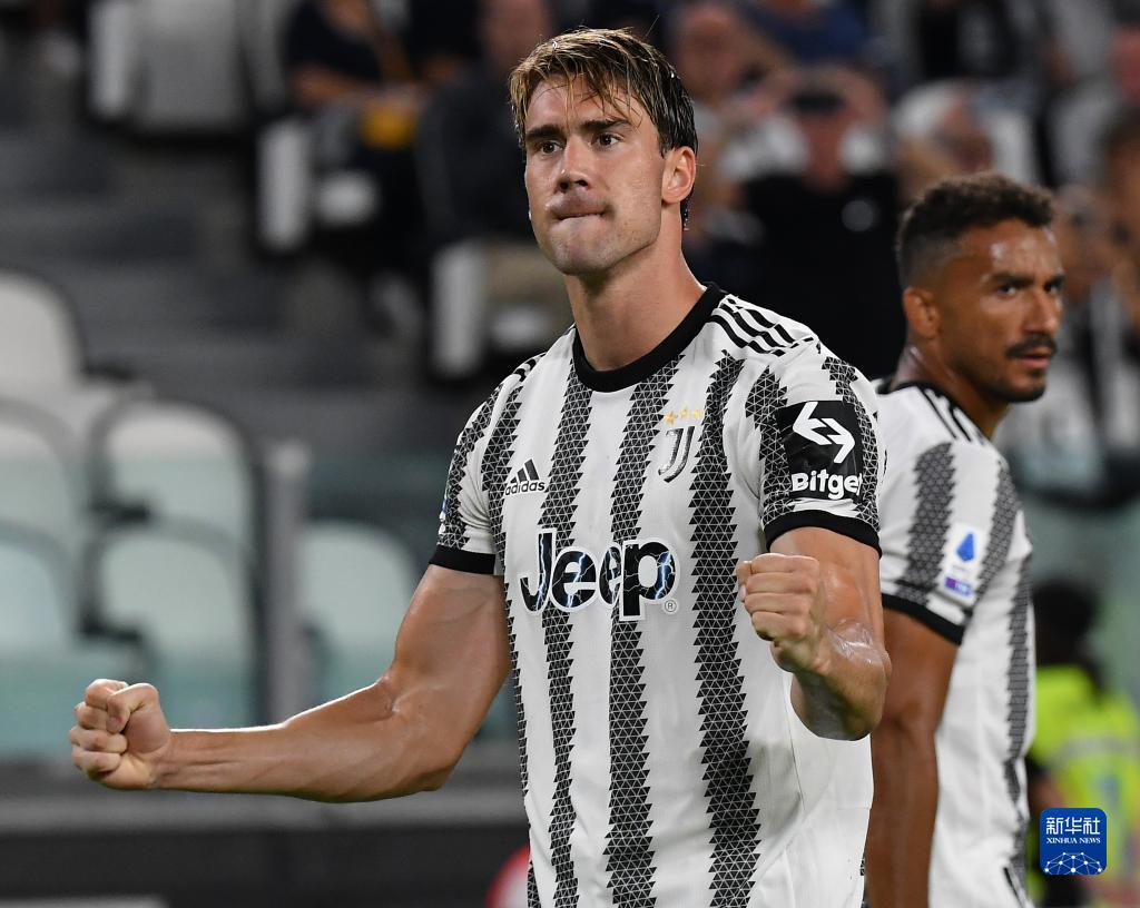 玉昆外援奥斯卡在老家开车遭遇起火，车内人员都及时逃生