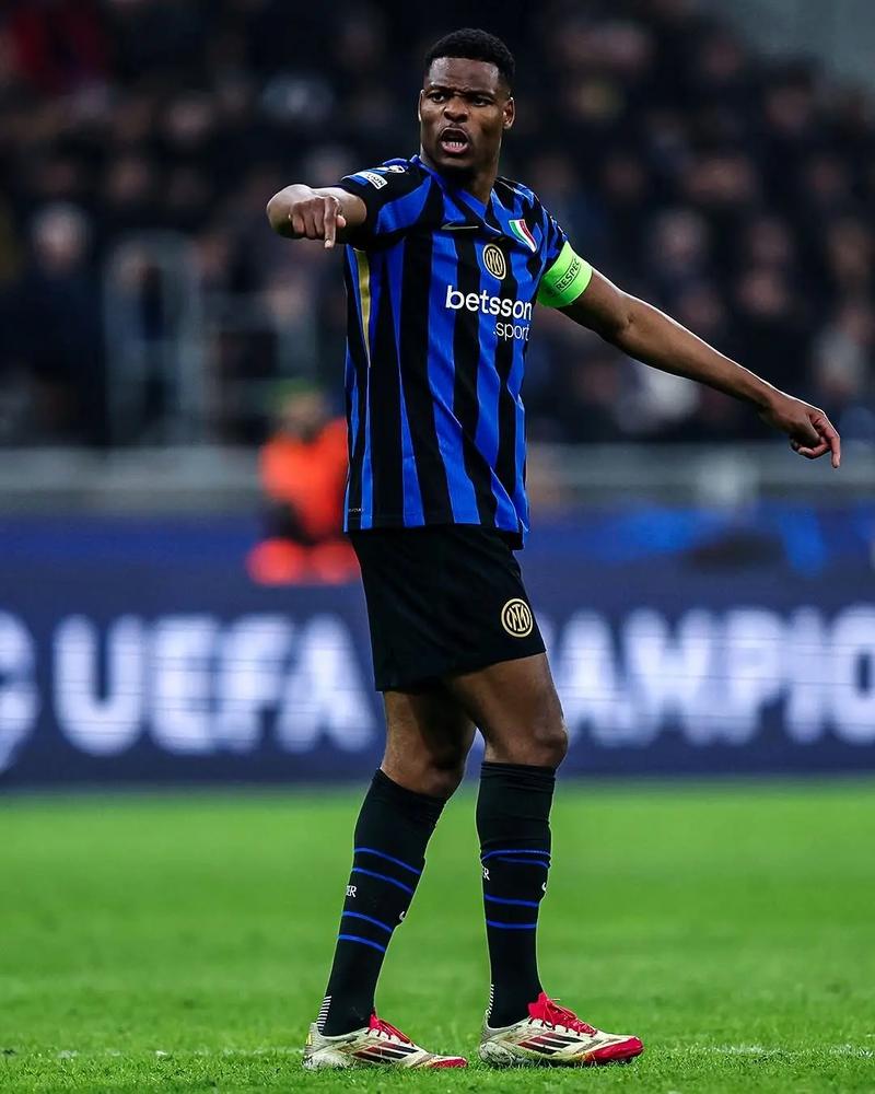 新鹏城推出与深圳本土潮流品牌COSTS联名限定球衣，售价799元