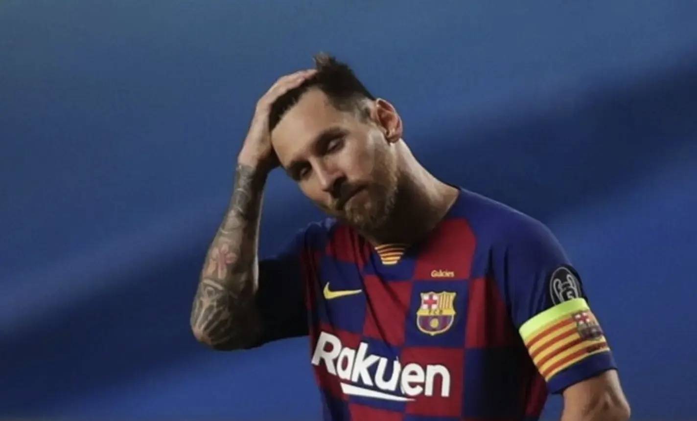 韩国女星穿曼联曼城球衣聚餐。左边是韩国国门金承奎...