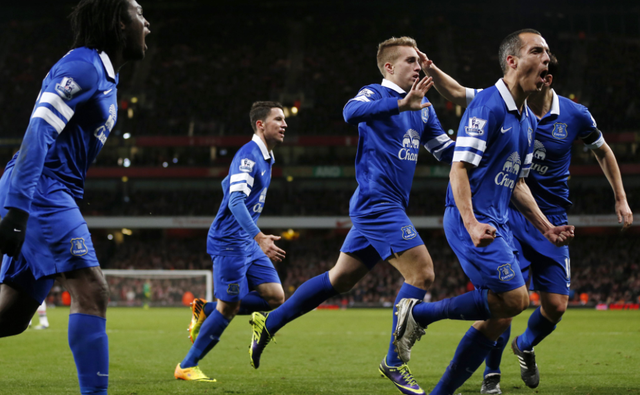 拦都拦不住！对手疑肘击队友，梅西出头“教育”阿根廷老乡